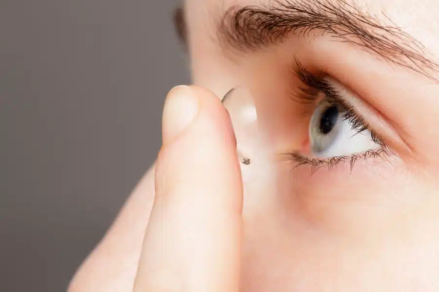 Discover The Top Makeup Tips For People Who Wear Contact Lenses