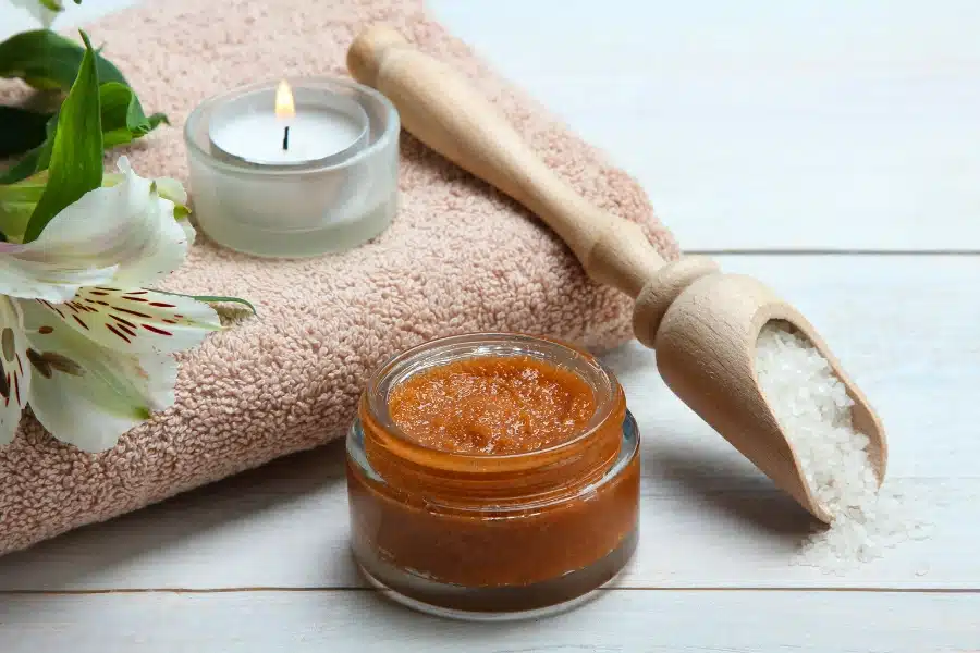 Honey and Salt Scrub to Remove Dead Skin