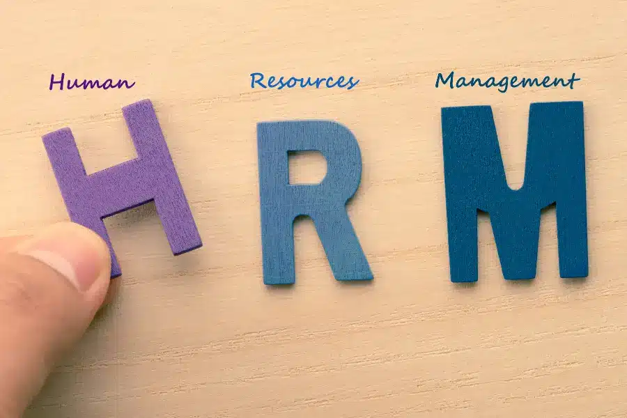 What are the primary responsibilities of an HR manager in 2022